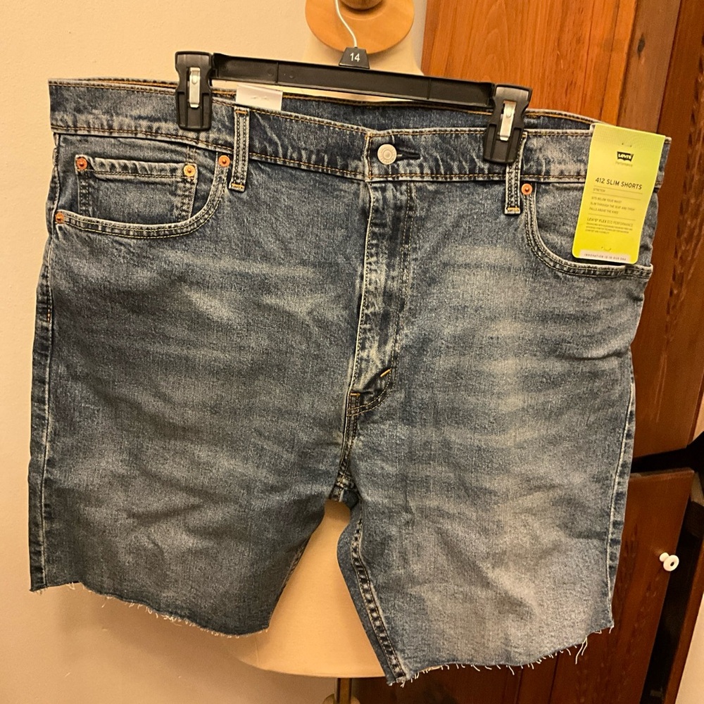 NWT Levi’s 412 slim fit shorts size 42.